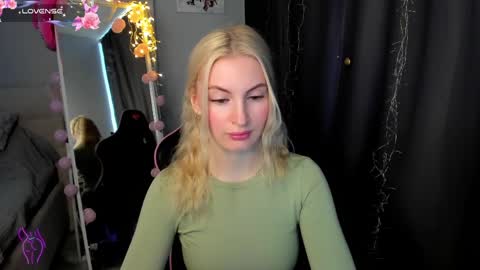 kimmy1_powell online show from April 7, 2:45 am