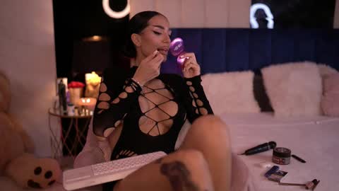 Kim online show from November 20, 3:01 pm