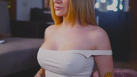 Snapshot of kimskye chatting on January 10, 11:39 pm KimSkye online show from January 10, 11:39 pm