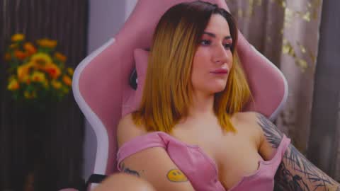 Snapshot of kimskye chatting on February 1, 10:55 pm KimSkye online show from February 1, 10:55 pm