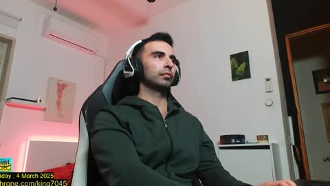 Snapshot of king7045 chatting on February 18, 3:32 pm king7045 online show from February 18, 3:32 pm