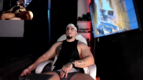 Snapshot of kingbear777 chatting on December 5, 8:33 pm King Bear online show from December 5, 8:33 pm