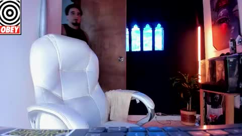 King Bear online show from December 1, 4:06 am