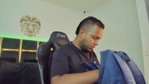 Snapshot of kingg_jay chatting on June 16, 11:35 am kingg_jay online show from June 16, 11:35 am