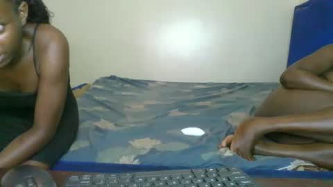 Snapshot of kinky_roey chatting on February 7, 3:34 am kinky_roey online show from February 7, 3:34 am