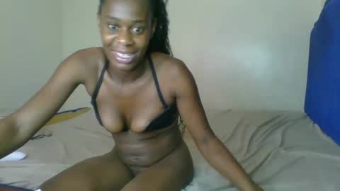 Snapshot of kinky_roey chatting on February 22, 2:06 am kinky_roey online show from February 22, 2:06 am