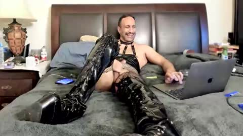 Snapshot of kinkyguy323232 chatting on May 1, 1:54 am Kinkyguy323232 online show from May 1, 1:54 am