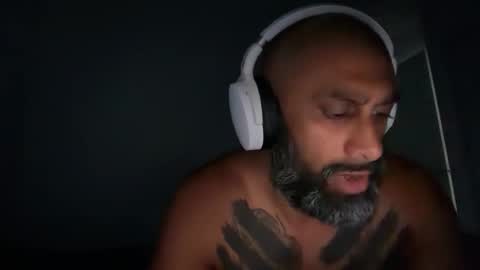 Snapshot of kinkyswitch1010 chatting on March 16, 1:33 am kinky black guy just letting it slide online show from March 16, 1:33 am