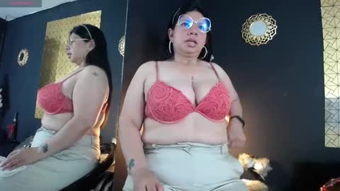 Snapshot of kinkyy_mom chatting on October 7, 2:47 pm kinkyy_mom online show from October 7, 2:47 pm