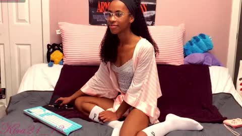 Snapshot of kira21_13 chatting on October 27, 12:58 am Kira21 13 online show from October 27, 12:58 am