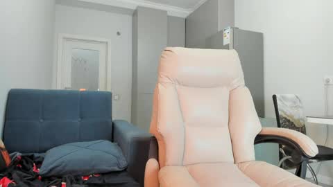 Kira online show from April 22, 2:18 pm