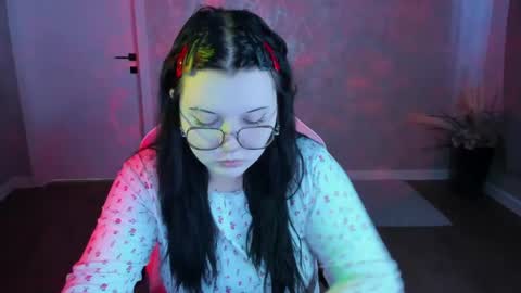 kira online show from April 6, 1:03 am