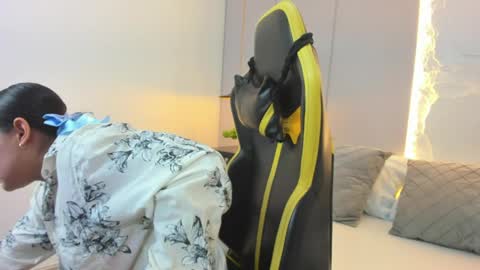 Snapshot of kira_relish chatting on April 6, 11:33 am K I R A online show from April 6, 11:33 am
