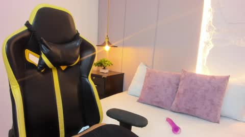 Snapshot of kira_relish chatting on May 15, 11:06 am K I R A online show from May 15, 11:06 am