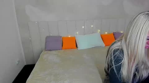 Snapshot of kiramagnolia chatting on March 6, 2:30 am Kira online show from March 6, 2:30 am