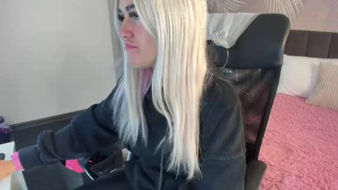 Snapshot of kiramagnolia chatting on September 29, 1:44 am Kira online show from September 29, 1:44 am