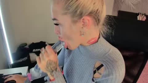 Snapshot of kiramagnolia chatting on October 3, 2:08 am Kira online show from October 3, 2:08 am