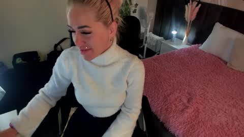 Snapshot of kiramagnolia chatting on October 14, 1:50 am Kira online show from October 14, 1:50 am