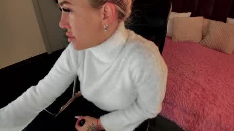 Snapshot of kiramagnolia chatting on October 19, 1:50 am Kira online show from October 19, 1:50 am