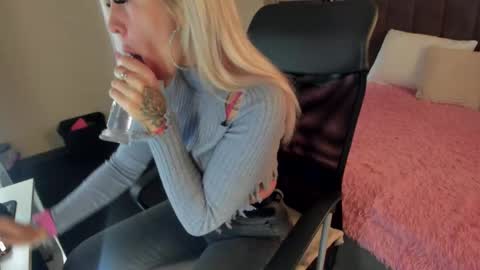 Snapshot of kiramagnolia chatting on October 23, 1:38 am Kira online show from October 23, 1:38 am