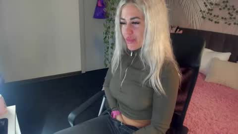 Snapshot of kiramagnolia chatting on October 25, 1:57 am Kira online show from October 25, 1:57 am