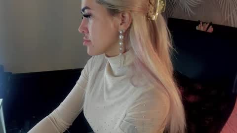 Snapshot of kiramagnolia chatting on November 2, 1:52 am Kira online show from November 2, 1:52 am