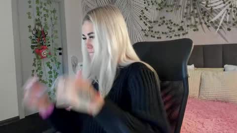 Snapshot of kiramagnolia chatting on November 10, 1:37 am Kira online show from November 10, 1:37 am