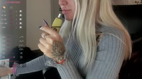 Snapshot of kiramagnolia chatting on November 18, 1:55 am Kira online show from November 18, 1:55 am