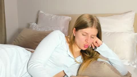 Kira online show from April 18, 7:58 pm