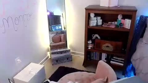 Snapshot of kiss_me_monroe chatting on July 6, 9:50 pm Morgan Monroe online show from July 6, 9:50 pm