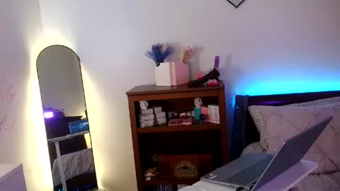 Snapshot of kiss_me_monroe chatting on July 8, 2:27 am Morgan Monroe online show from July 8, 2:27 am