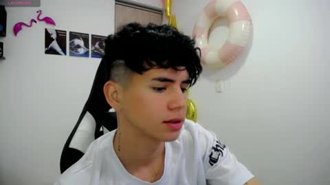 Snapshot of kiss_whitee chatting on September 22, 1:29 am kiss_whitee online show from September 22, 1:29 am