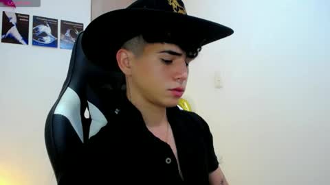 Snapshot of kiss_whitee chatting on September 23, 12:02 am kiss_whitee online show from September 23, 12:02 am