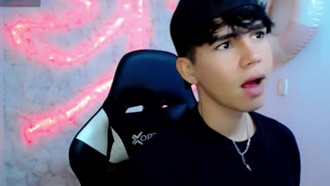 Snapshot of kiss_whitee chatting on October 1, 11:33 pm kiss_whitee online show from October 1, 11:33 pm