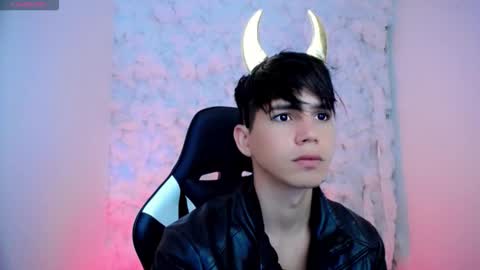 Snapshot of kiss_whitee chatting on October 19, 4:29 pm kiss_whitee online show from October 19, 4:29 pm