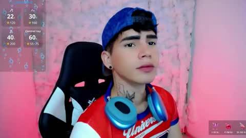 Snapshot of kiss_whitee chatting on November 10, 7:46 pm kiss_whitee online show from November 10, 7:46 pm