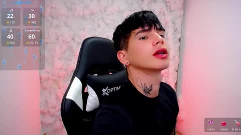 Snapshot of kiss_whitee chatting on November 13, 7:46 pm kiss_whitee online show from November 13, 7:46 pm