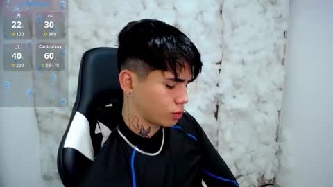 Snapshot of kiss_whitee chatting on November 24, 8:19 pm kiss_whitee online show from November 24, 8:19 pm