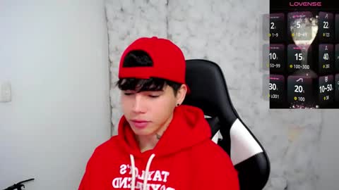 Snapshot of kiss_whitee chatting on December 14, 7:18 pm kiss_whitee online show from December 14, 7:18 pm