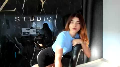 Snapshot of kissmymissy_ chatting on August 4, 3:25 pm KissMyMissy online show from August 4, 3:25 pm