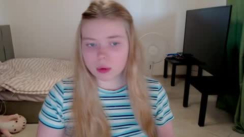 Snapshot of kitten_jenny01 chatting on June 15, 5:48 pm Jennyblonde and Emmabrunette online show from June 15, 5:48 pm