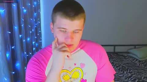 Snapshot of kittenmur chatting on December 21, 5:03 am Vlad online show from December 21, 5:03 am