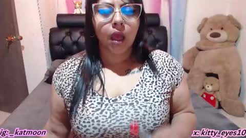 Snapshot of kitty_eyes chatting on January 15, 12:25 pm kitty online show from January 15, 12:25 pm