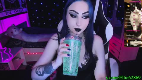 Snapshot of kitty_goth chatting on December 5, 6:00 pm Hey Im Ellie if you like me and like my show give me a thumbs up hehe online show from December 5, 6:00 pm
