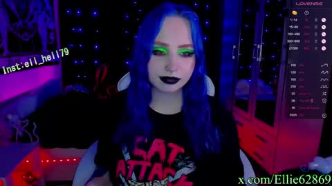 Snapshot of kitty_goth chatting on March 9, 2:50 am Hey Im Ellie if you like me and like my show give me a thumbs up hehe online show from March 9, 2:50 am