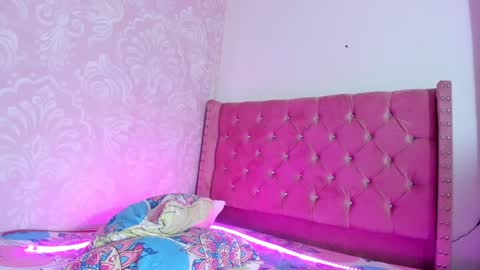 Snapshot of kitty_nicolle chatting on December 10, 4:27 pm kitty_nicolle online show from December 10, 4:27 pm