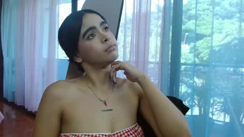 Snapshot of kitty_rousse01 chatting on May 6, 2:33 pm online show from May 6, 2:33 pm