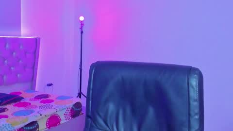 Snapshot of kitty_violet11 chatting on February 21, 9:38 pm kitty_violet11 online show from February 21, 9:38 pm