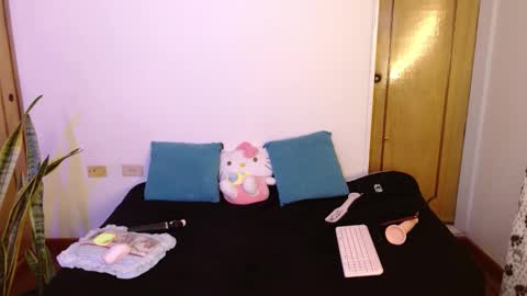 LAURA  help me reach 100likes online show from November 5, 5:02 pm