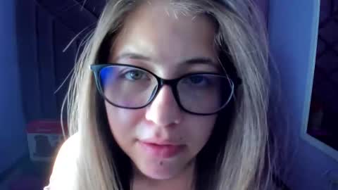 Snapshot of kittypinky01 chatting on May 4, 3:52 pm Sarah online show from May 4, 3:52 pm